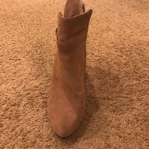 NWOT!! Vince Camuto beige booties size 10